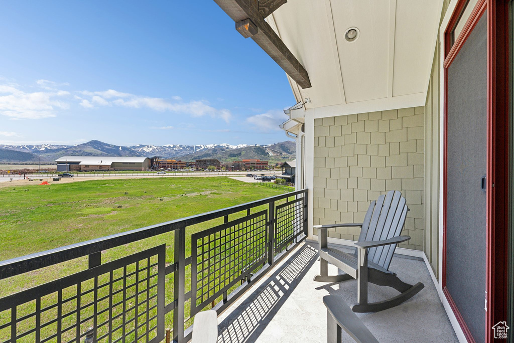 Balcony featuring a mountain view