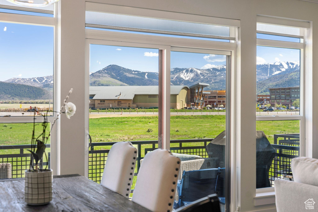 Sunroom / solarium featuring a mountain view