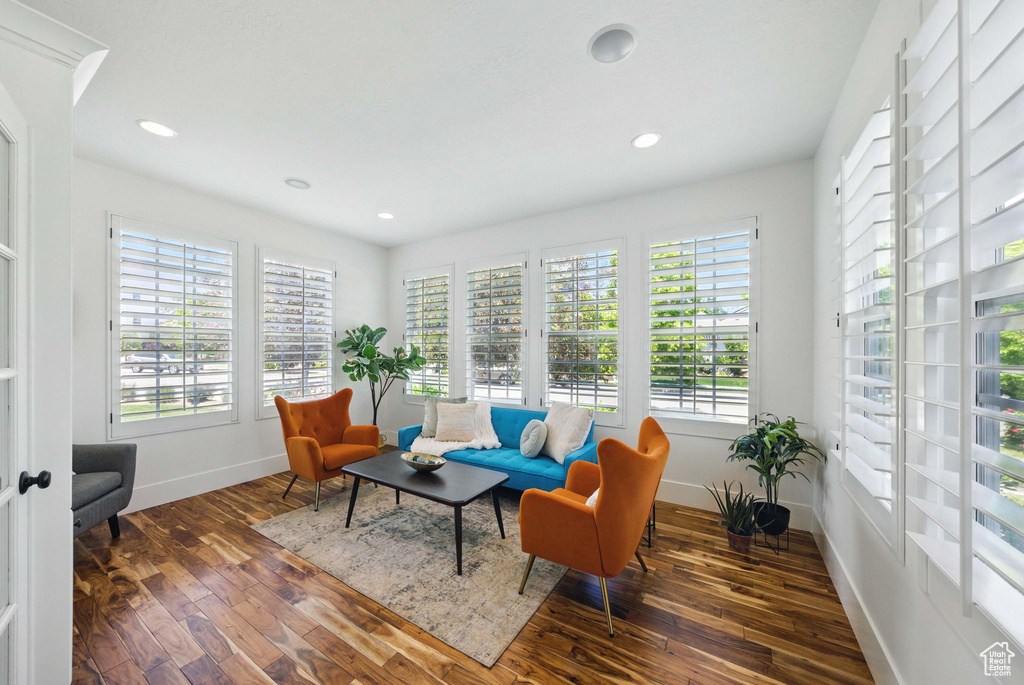 Living area with baseboards, hardwood / wood-style flooring, and recessed lighting