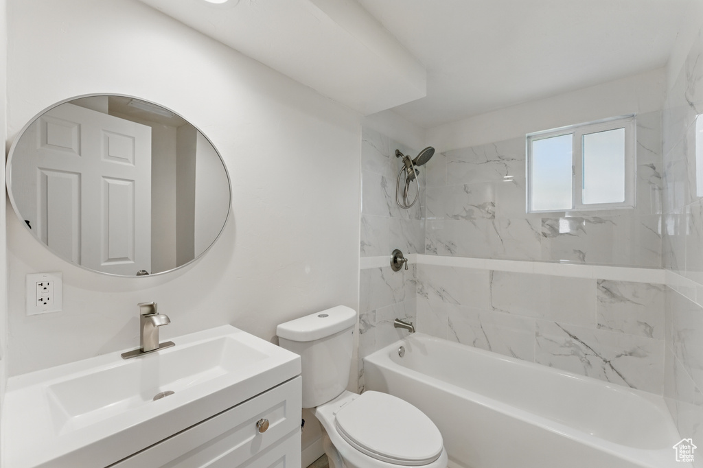 Full bath with toilet, vanity, and washtub / shower combination