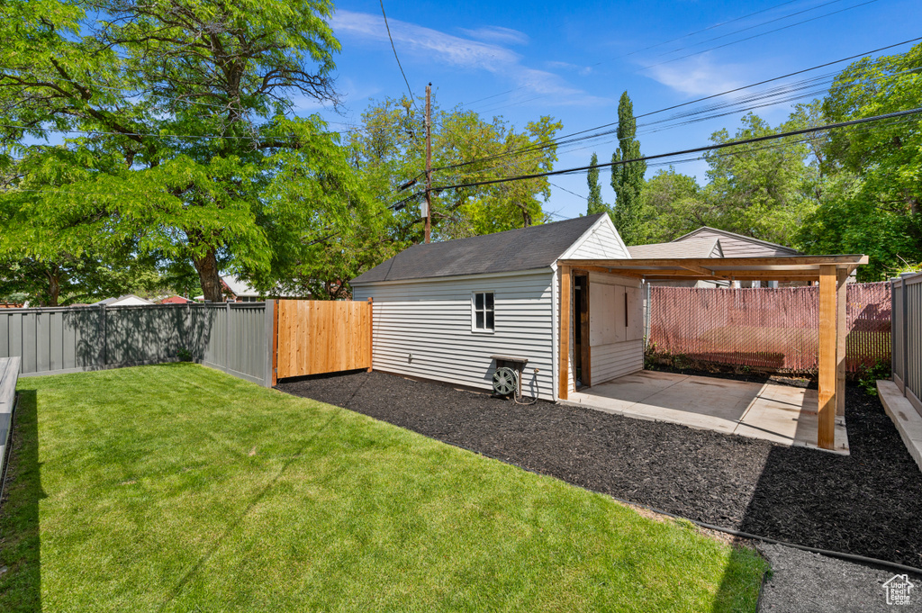 View of yard with an outbuilding