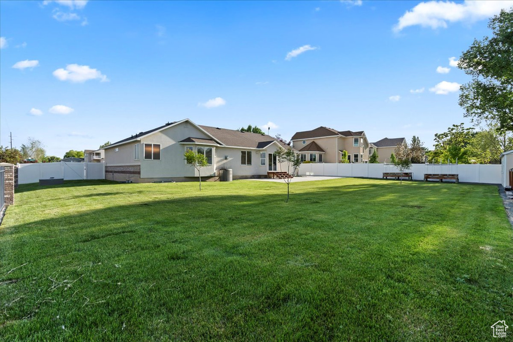 View of yard featuring a residential view