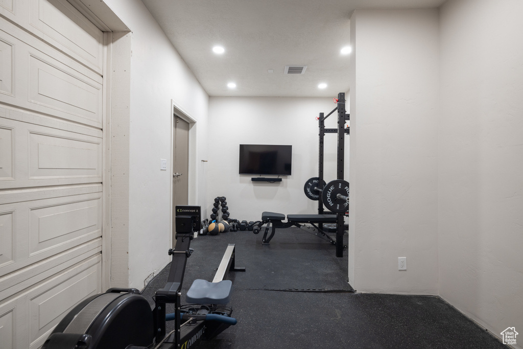 Workout room with recessed lighting