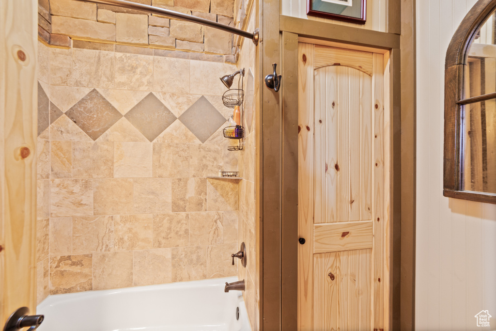 Full bathroom with washtub / shower combination