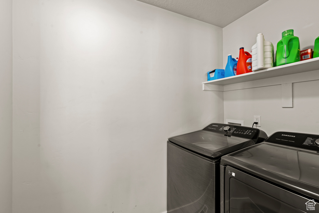 Washroom with washer and dryer