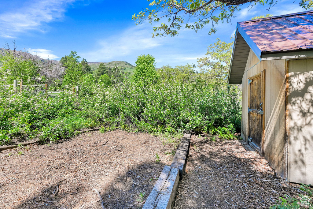 View of yard featuring a mountain view