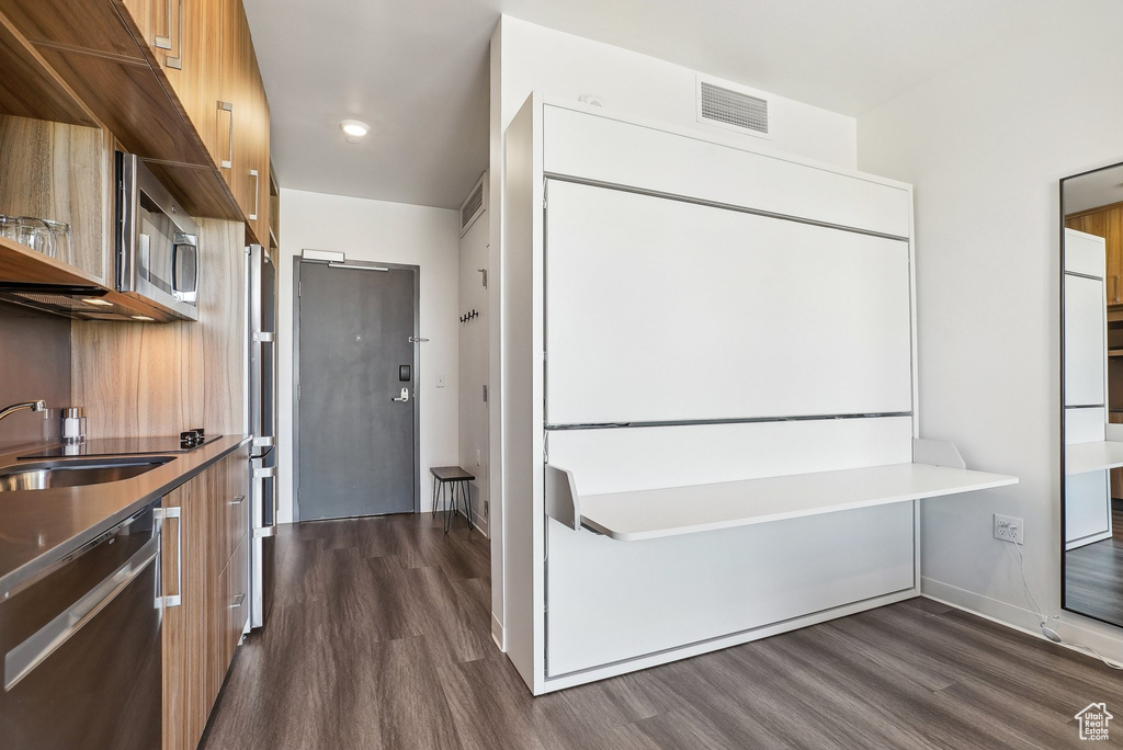Full bath with wood finished floors, a sink, a tub to relax in, recessed lighting, and baseboards