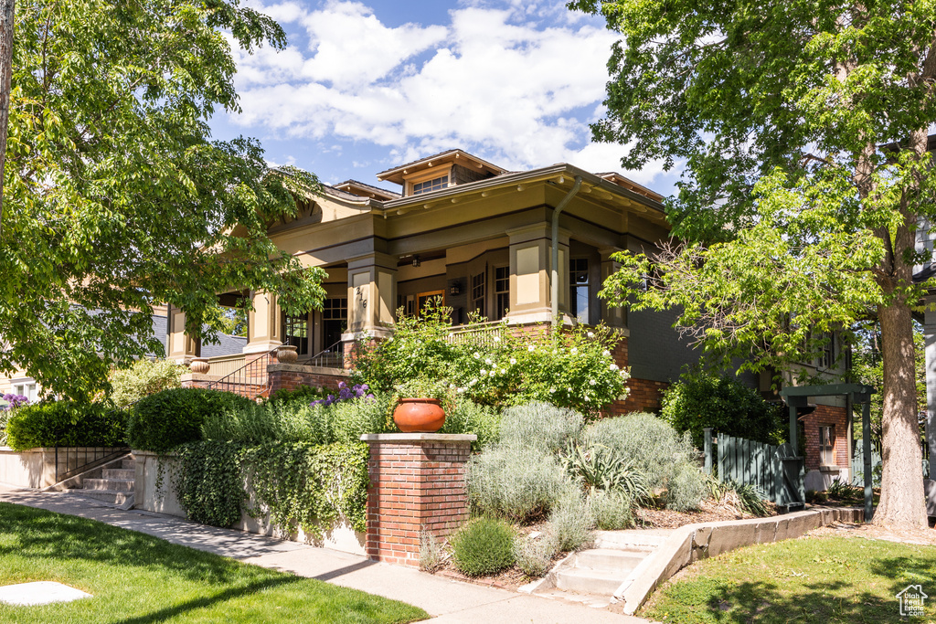 View of front of property featuring a front lawn