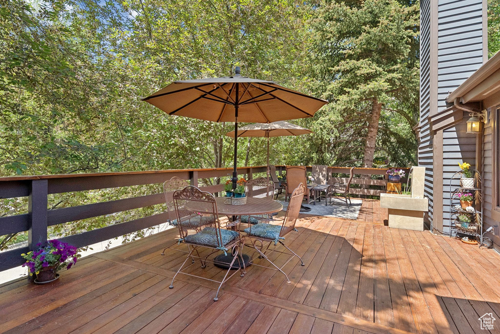 Deck with outdoor dining space