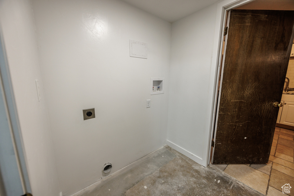 Laundry room with electric dryer hookup, hookup for a washing machine, and baseboards
