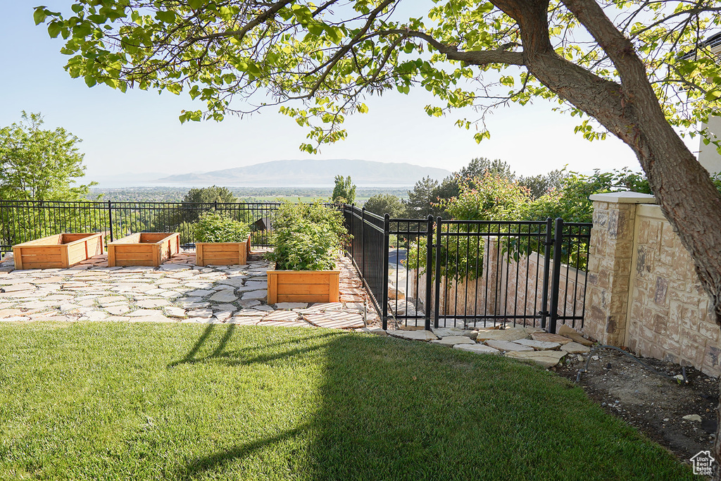 View of yard with a gate and a mountain view