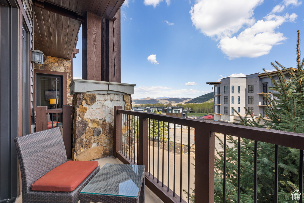 Balcony featuring a mountain view