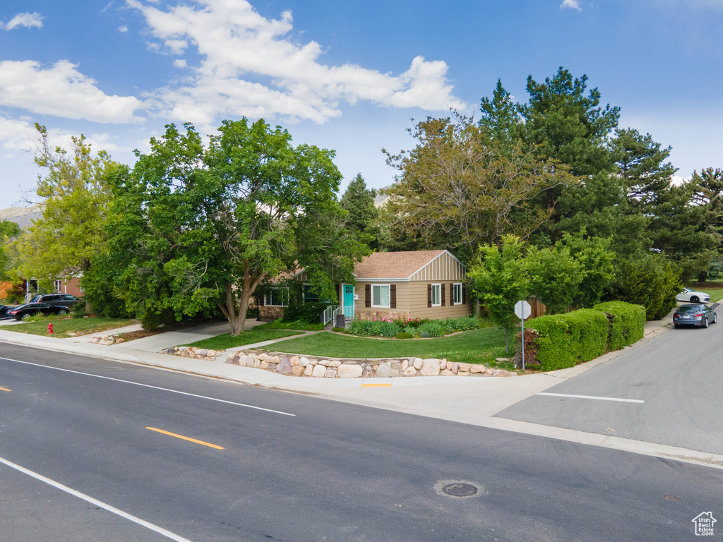 View of front of home featuring a front lawn