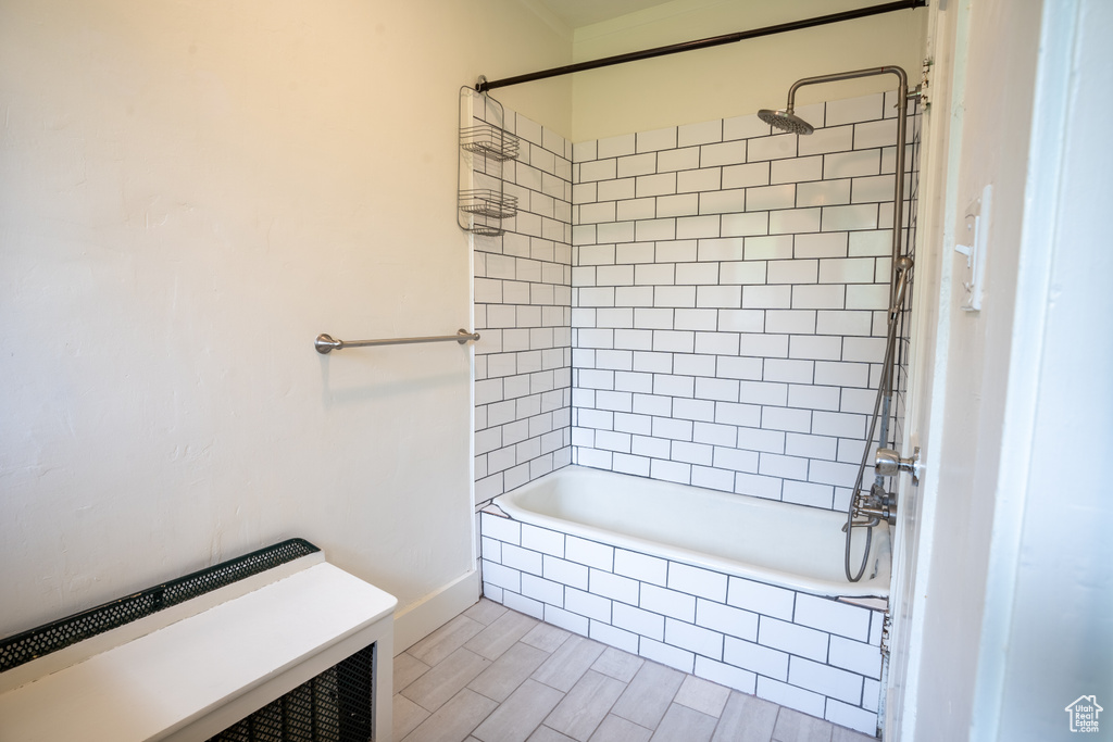Full bath with tiled shower / bath