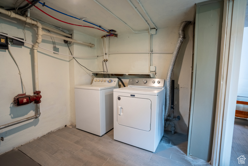 Laundry room with independent washer and dryer