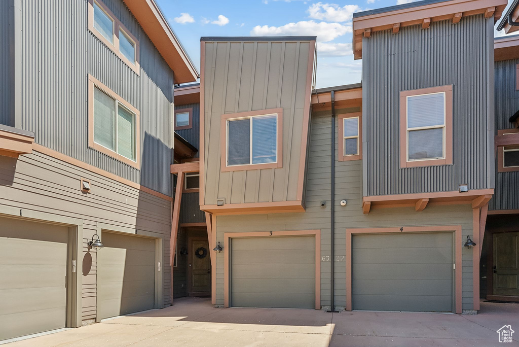 View of front of house with a garage and driveway