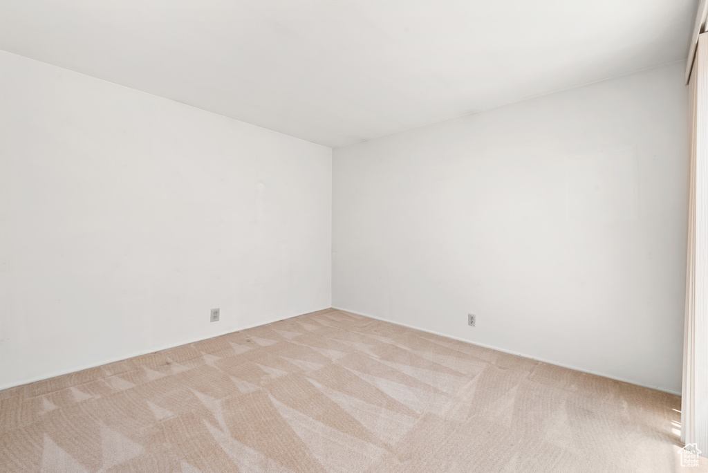 Empty room with light carpet