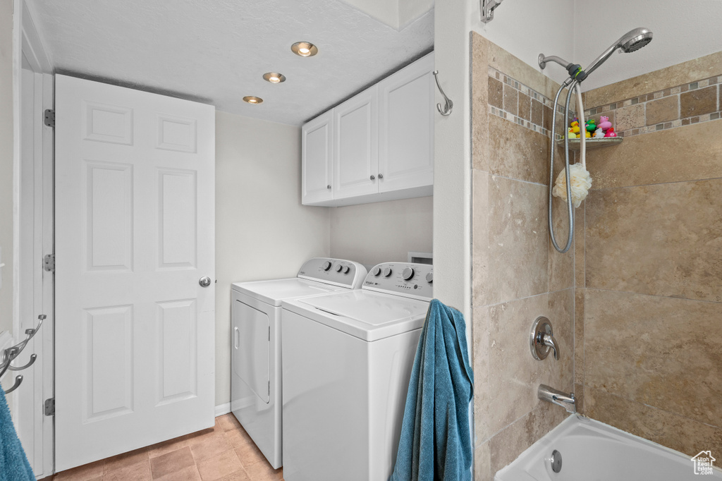 Washroom featuring washer and clothes dryer and recessed lighting