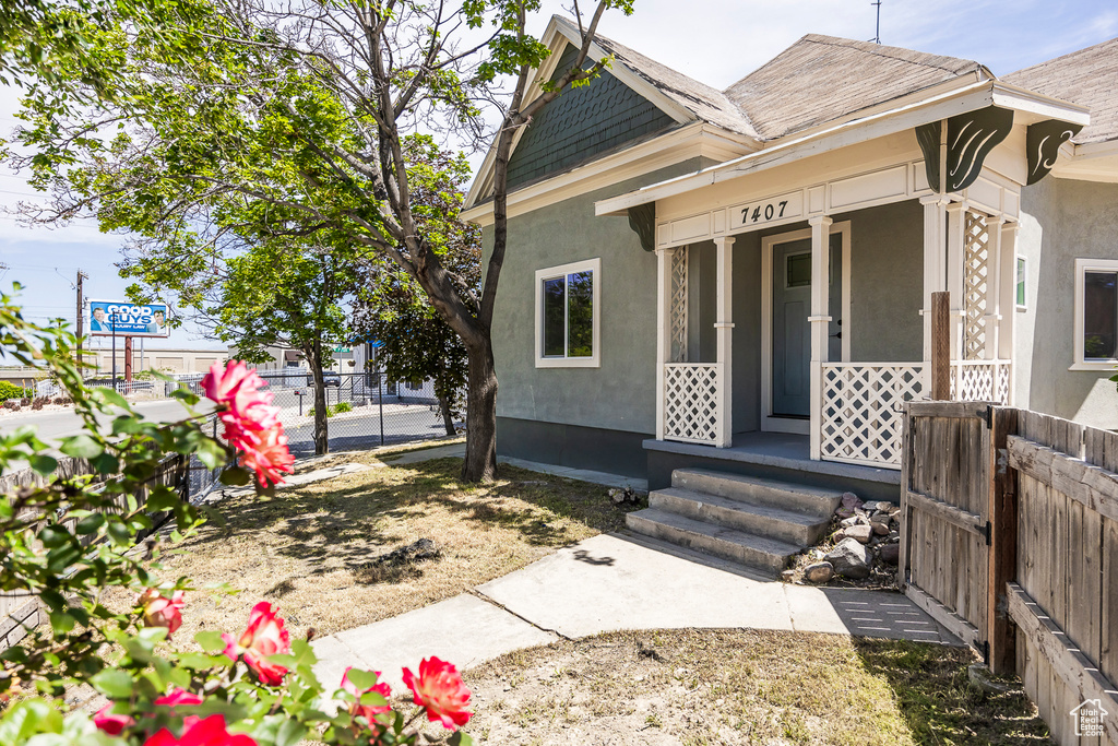 Property entrance featuring a porch and stucco siding