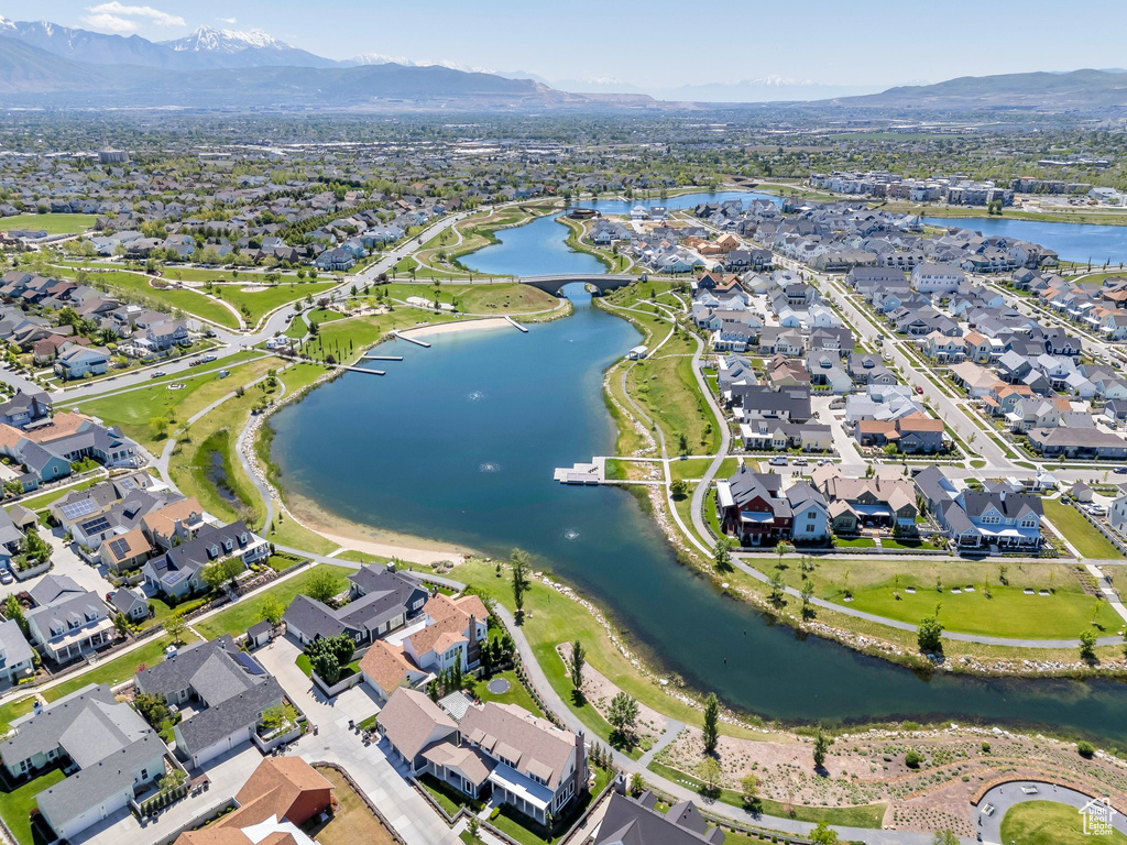 Aerial view of property\\\\\\\\\\\\\\\\\\\\\\\\\\\\\\\'s location featuring nearby suburban area and a water and mountain view