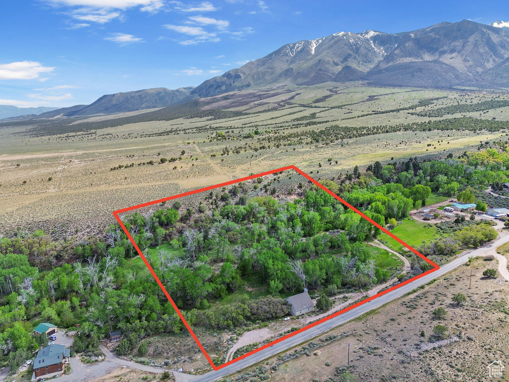Aerial view of property's location featuring property boundaries highlighted and mountains