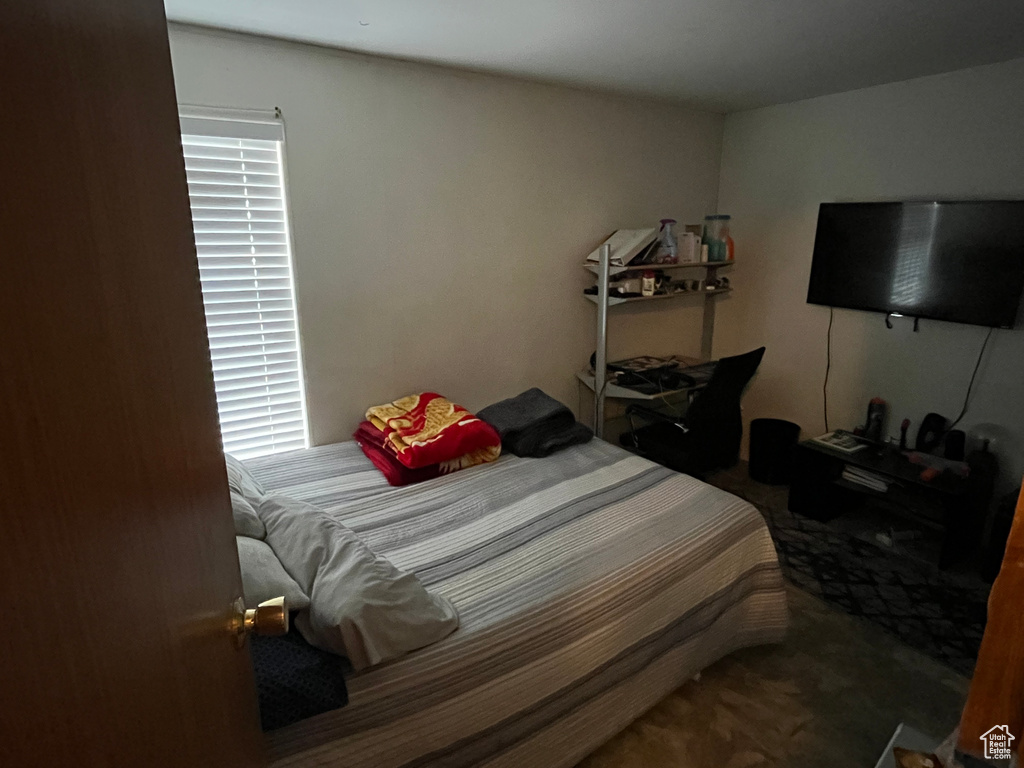 Bedroom with carpet