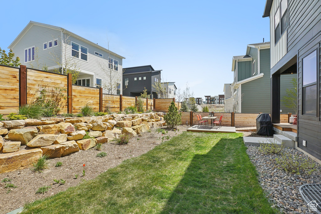 View of yard with a residential view