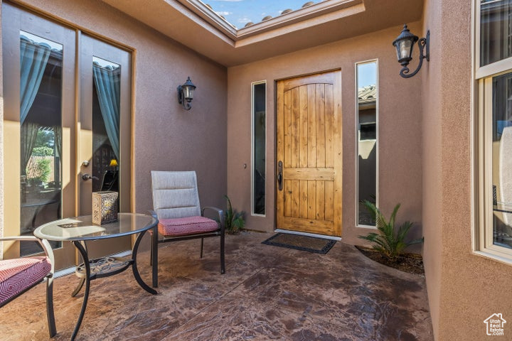 Entrance to property with a patio area and stucco siding