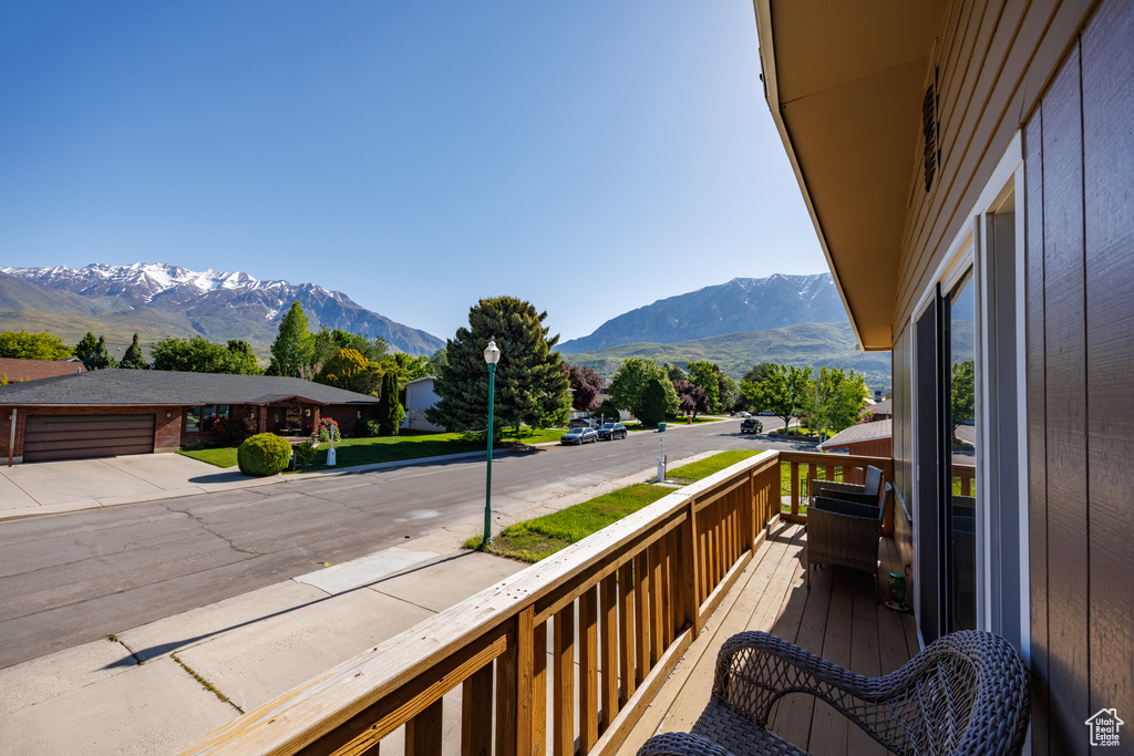 Balcony featuring a mountain view