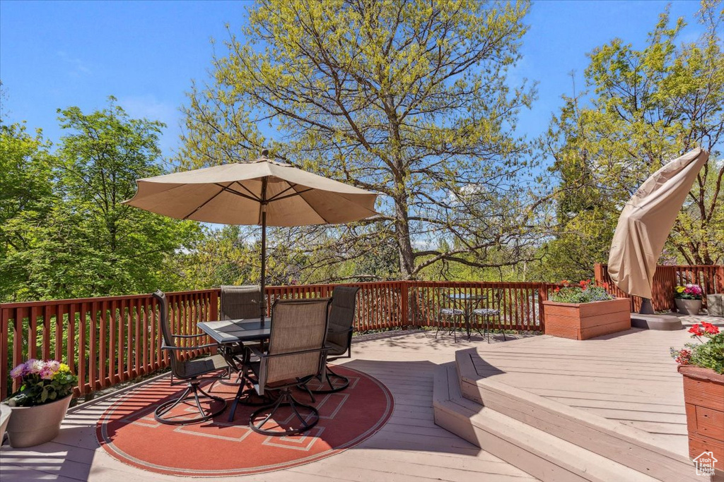 Deck featuring outdoor dining space