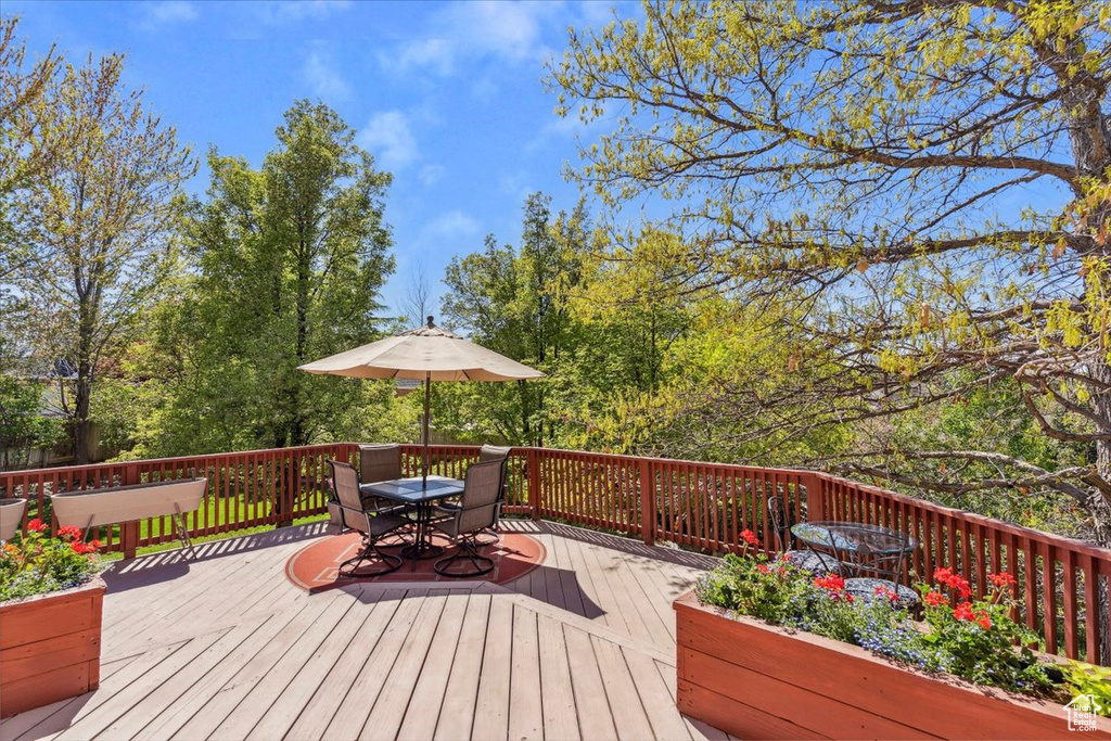 Deck with outdoor dining area
