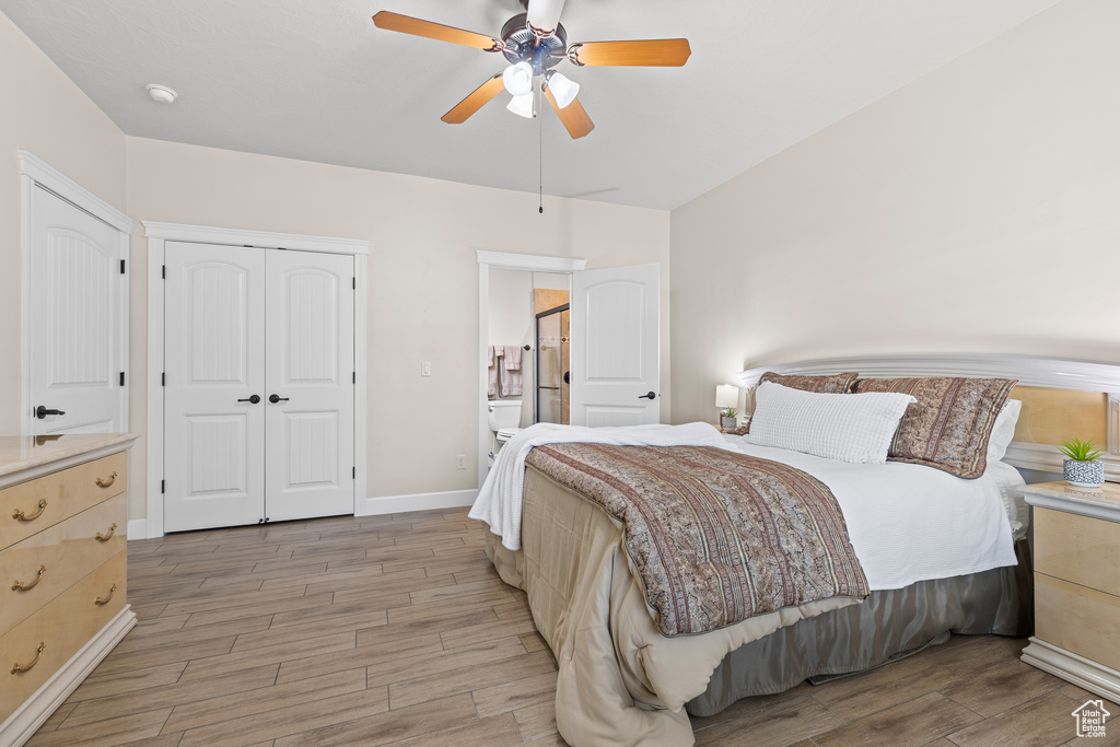 Bedroom featuring light wood-style floors, a closet, baseboards, and ceiling fan