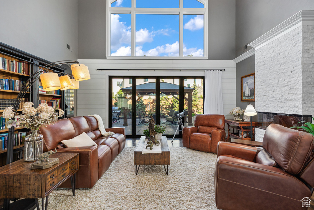 Living room with a high ceiling