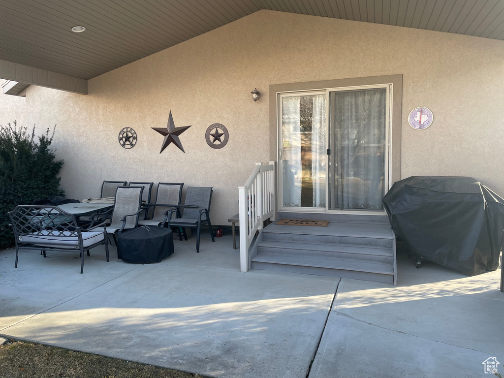 Doorway to property featuring a patio and stucco siding