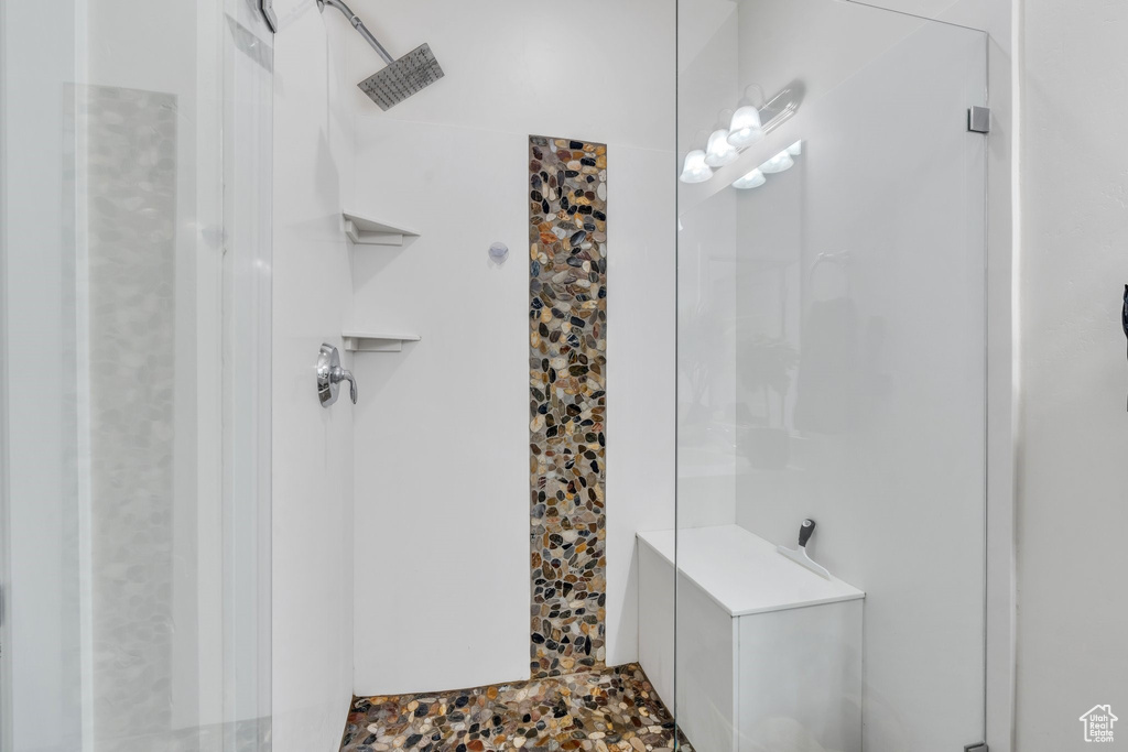 Bathroom featuring a tile shower