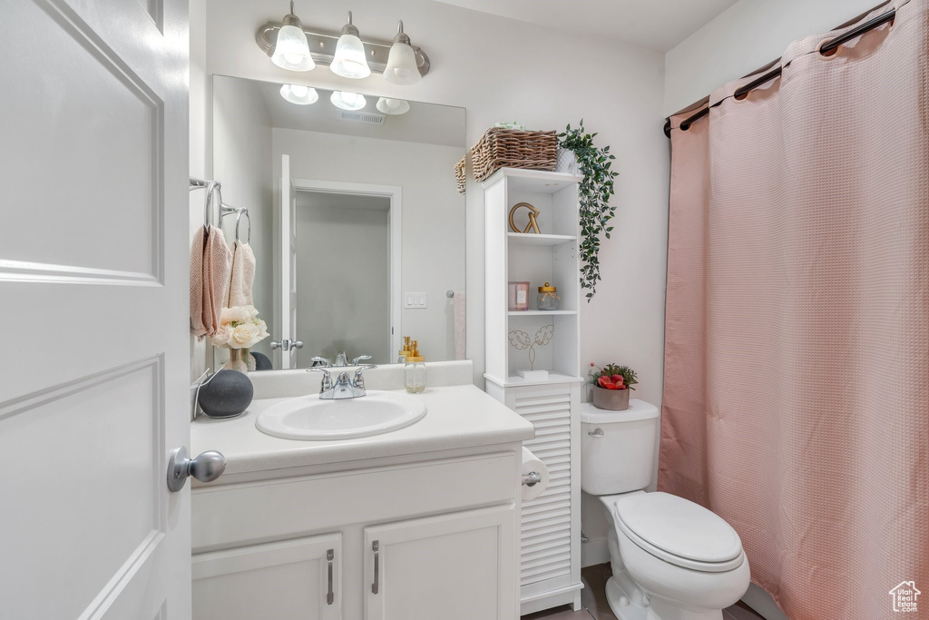 Full bath featuring vanity, toilet, and a shower with curtain
