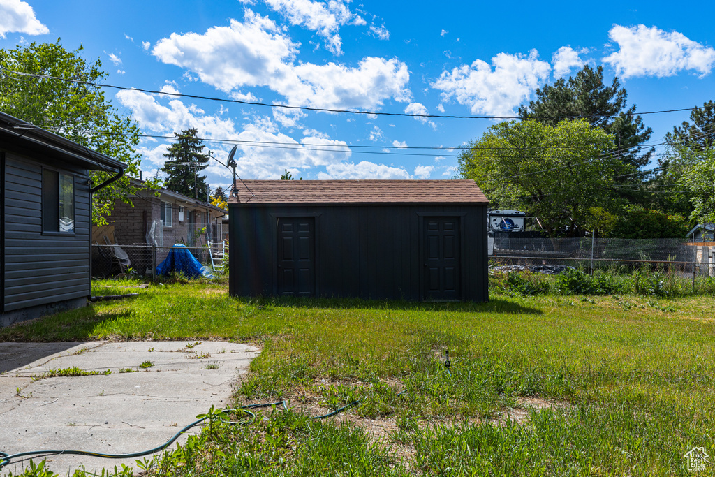 View of yard featuring an outdoor structure