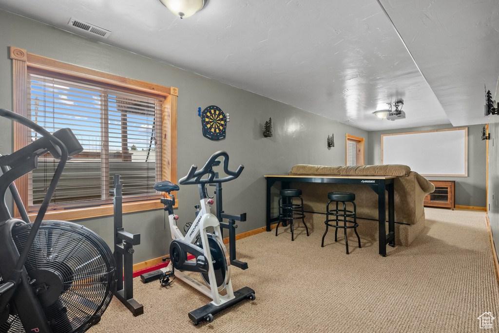 Workout room featuring visible vents, carpet, and baseboards