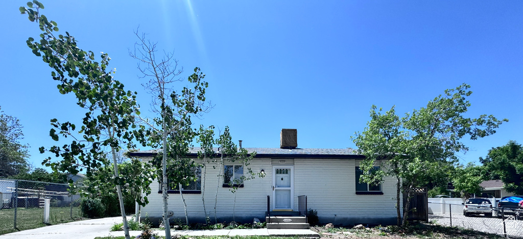 Ranch-style home with entry steps and a chimney