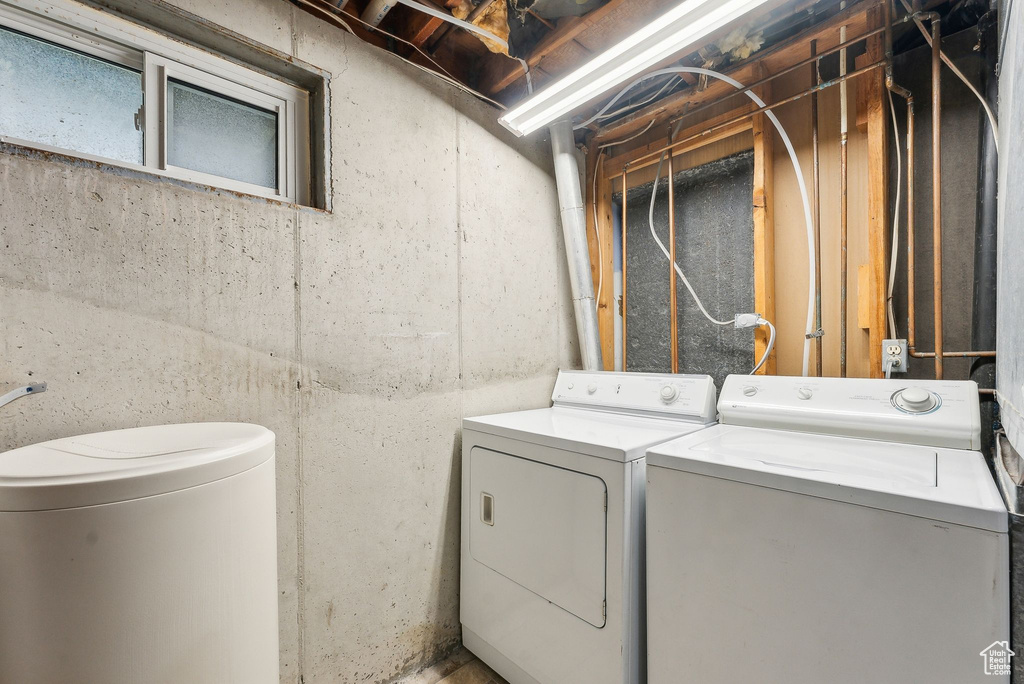 Washroom with independent washer and dryer