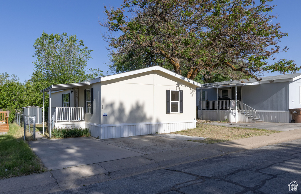 Manufactured / mobile home featuring a porch