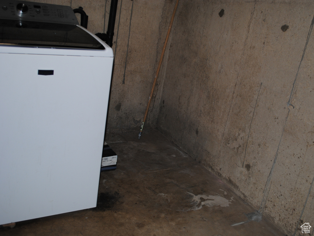 Basement with washer / clothes dryer
