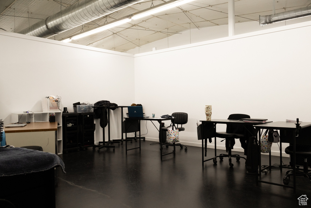 Miscellaneous room featuring a desk