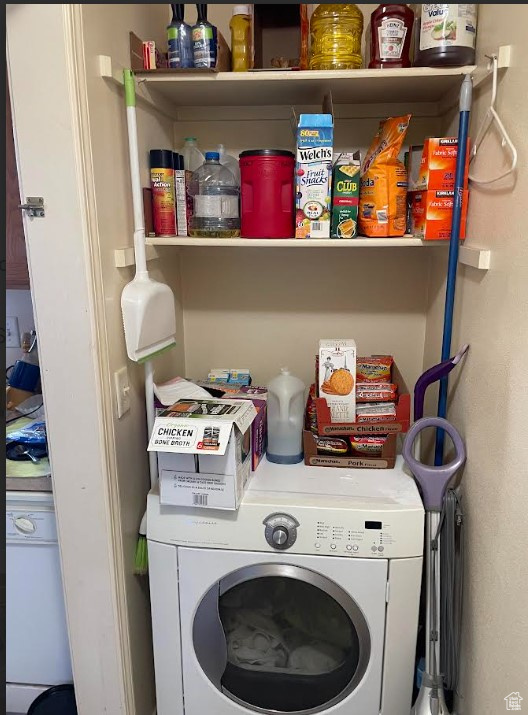 Laundry room with washer / clothes dryer
