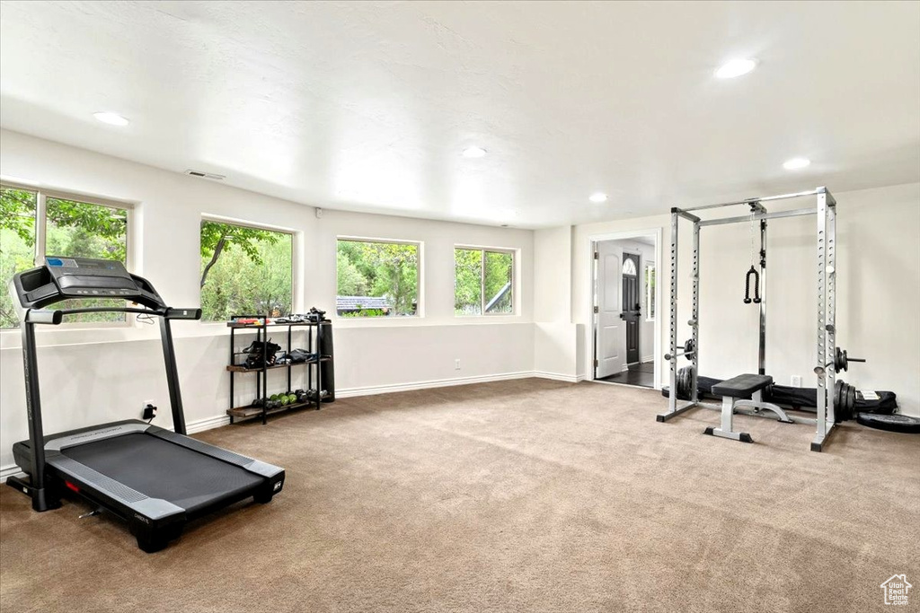 Exercise room featuring carpet flooring, recessed lighting, and baseboards