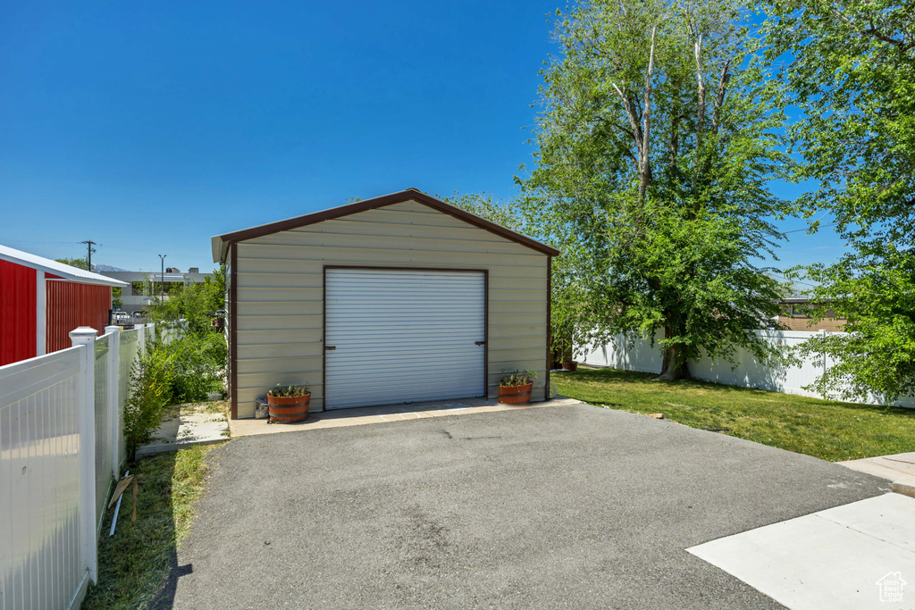 Detached garage with driveway