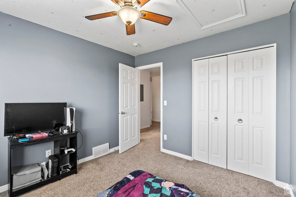 Bedroom featuring carpet floors, baseboards, a ceiling fan, and a closet