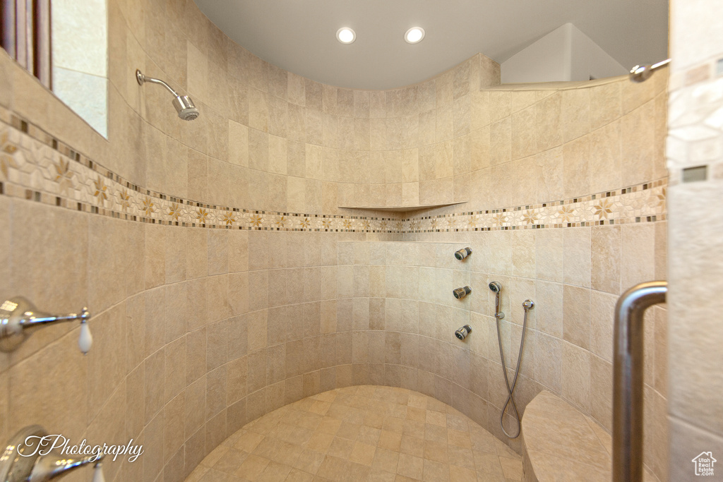 Full bath featuring tiled shower and recessed lighting