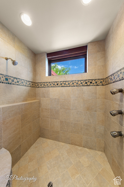 Bathroom featuring a tile shower