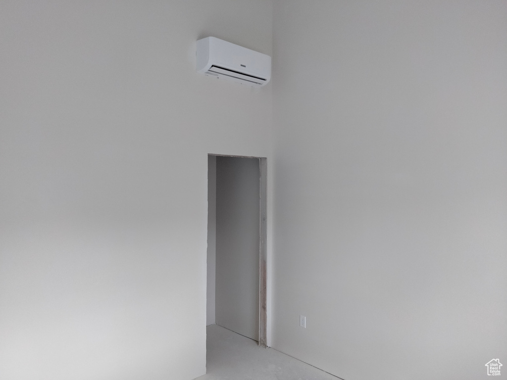 Unfurnished room featuring a wall mounted AC
